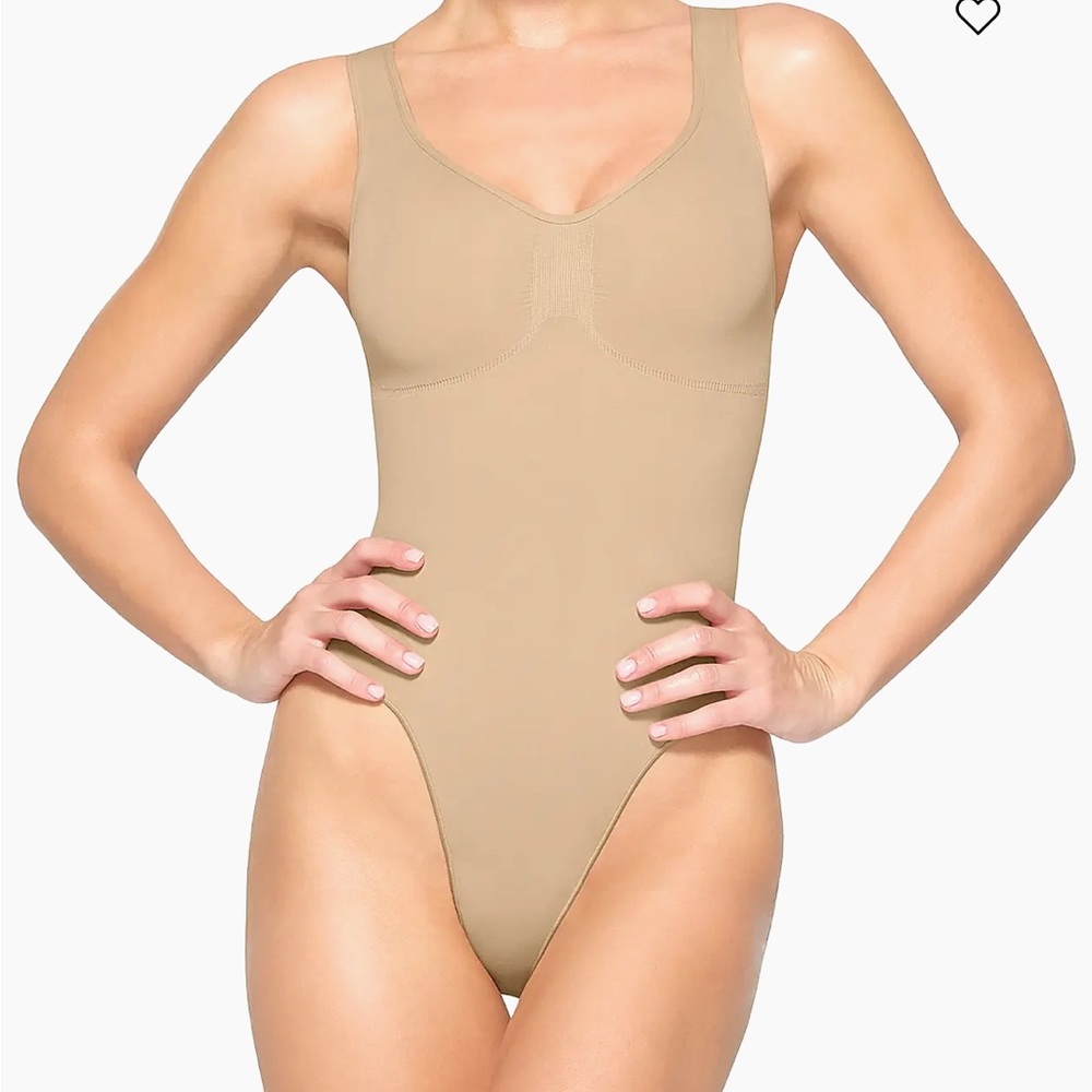 SKIMS SEAMLESS SCULPT SCOOP NECK THONG BODYSUIT | SAND